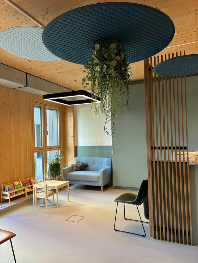 Praxis Dr. Hauser - Empfang und Sitzecke